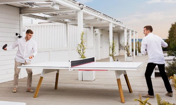 Table ping pong extérieur coloris blanc avec joueurs